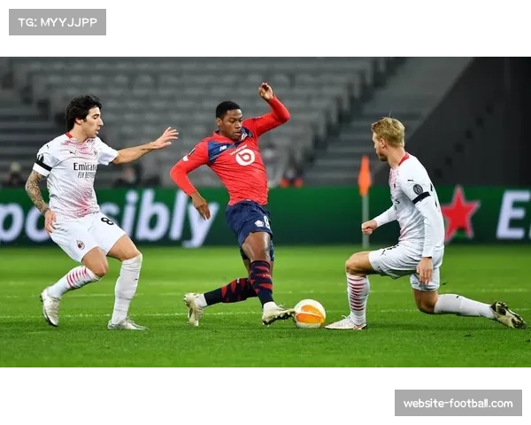 里尔中场拦截覆盖面积 双后腰的横向移动与补位协同